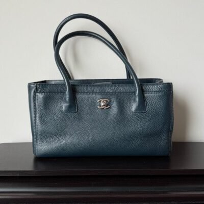 CHANEL Navy Blue Caviar Executive Cerf Tote Medium SHW