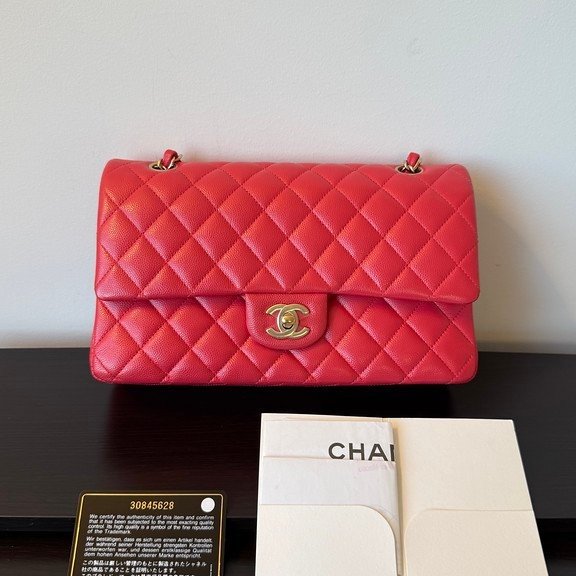CHANEL Red Caviar Classic Flap Medium GHW