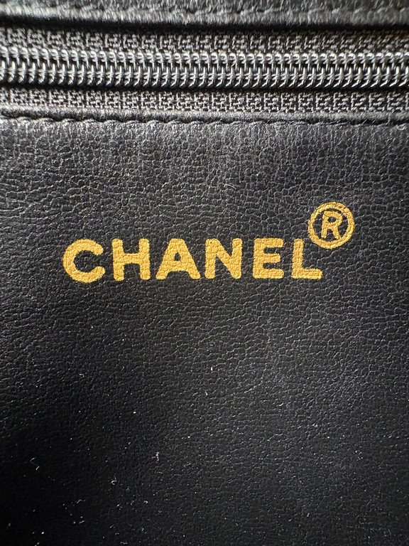 CHANEL Black Caviar CC Logo Tote Medium GHW - Image 28