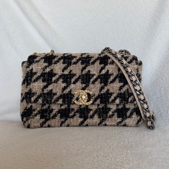 CHANEL Beige Houndstooth Tweed 19 Flap Bag Medium Mixed HW