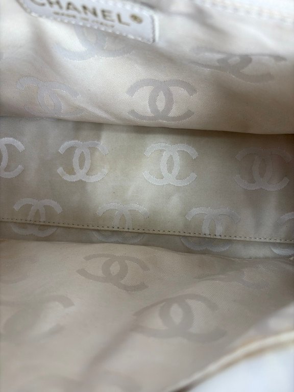 CHANEL White Calfskin Wild Stitch Bowler Medium GHW - Image 14