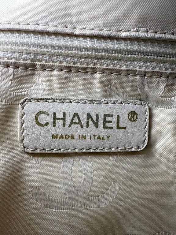 CHANEL White Calfskin Wild Stitch Bowler Medium GHW - Image 20