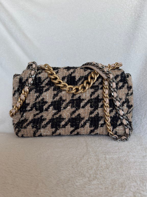 CHANEL Beige Houndstooth Tweed 19 Flap Bag Medium Mixed HW - Image 2