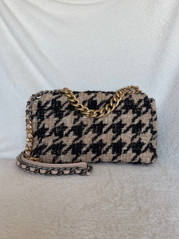 CHANEL Beige Houndstooth Tweed 19 Flap Bag Medium Mixed HW - Image 3