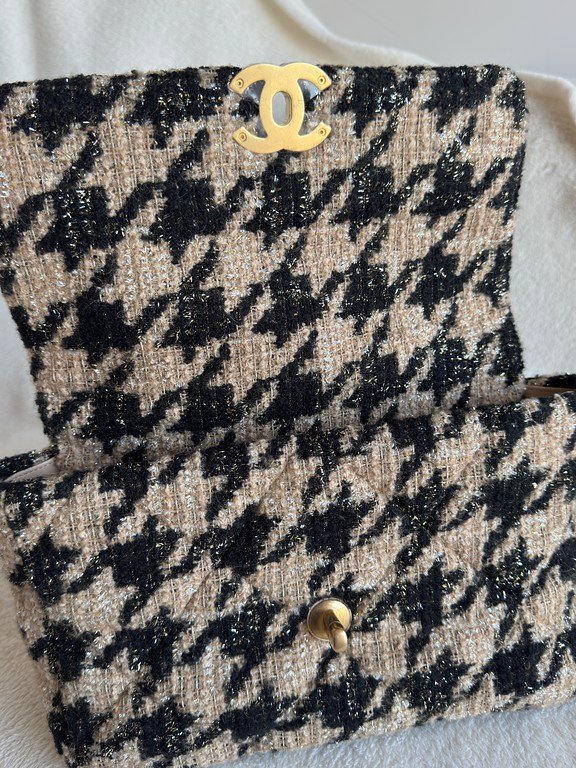 CHANEL Beige Houndstooth Tweed 19 Flap Bag Medium Mixed HW - Image 9