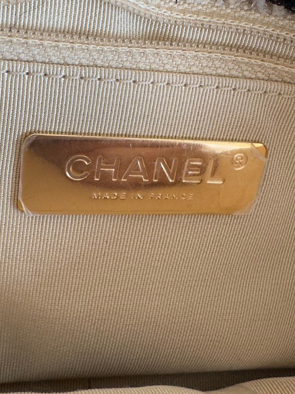 CHANEL Beige Houndstooth Tweed 19 Flap Bag Medium Mixed HW - Image 11