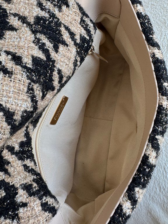 CHANEL Beige Houndstooth Tweed 19 Flap Bag Medium Mixed HW - Image 12