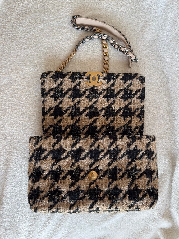 CHANEL Beige Houndstooth Tweed 19 Flap Bag Medium Mixed HW - Image 13