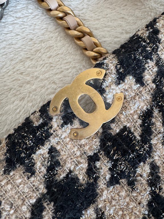 CHANEL Beige Houndstooth Tweed 19 Flap Bag Medium Mixed HW - Image 15