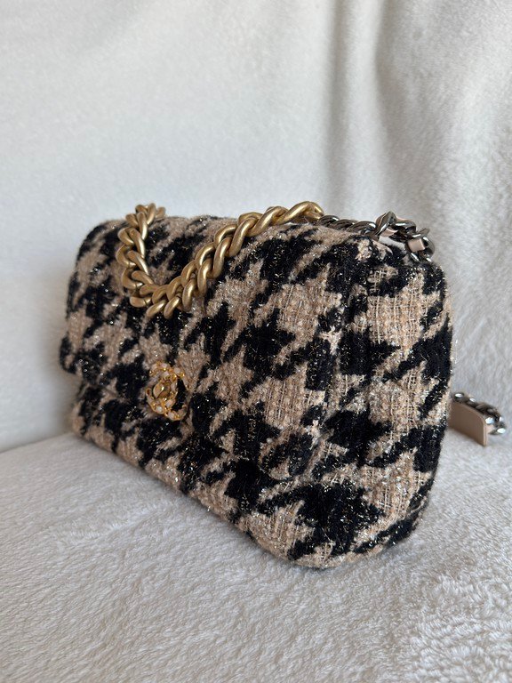 CHANEL Beige Houndstooth Tweed 19 Flap Bag Medium Mixed HW - Image 18