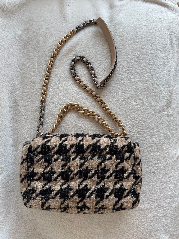 CHANEL Beige Houndstooth Tweed 19 Flap Bag Medium Mixed HW - Image 22
