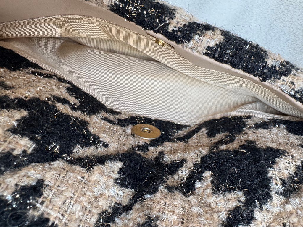 CHANEL Beige Houndstooth Tweed 19 Flap Bag Medium Mixed HW - Image 23