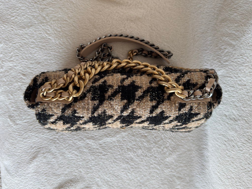 CHANEL Beige Houndstooth Tweed 19 Flap Bag Medium Mixed HW - Image 24