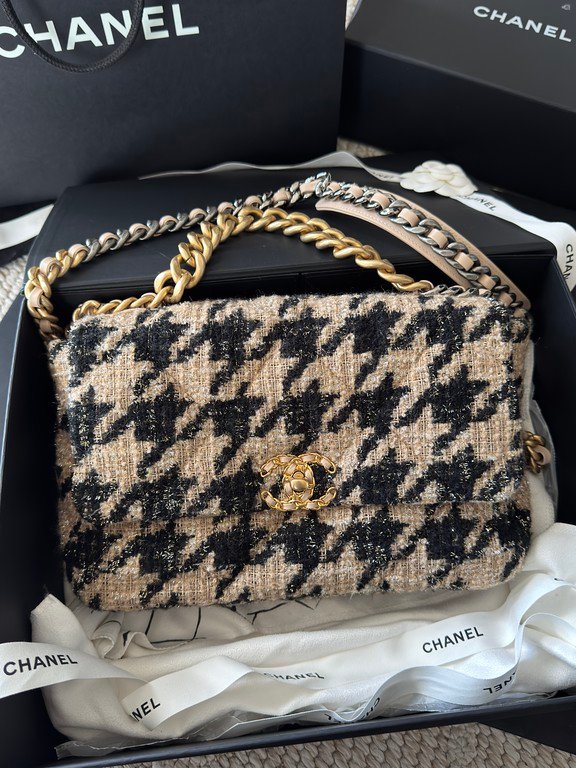 CHANEL Beige Houndstooth Tweed 19 Flap Bag Medium Mixed HW - Image 25