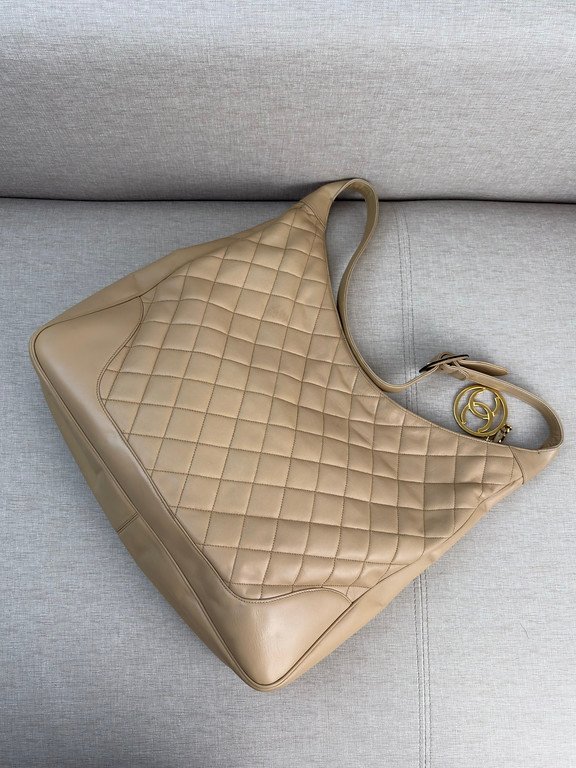 CHANEL Beige Lambskin Hobo Bag Large GHW - Image 18