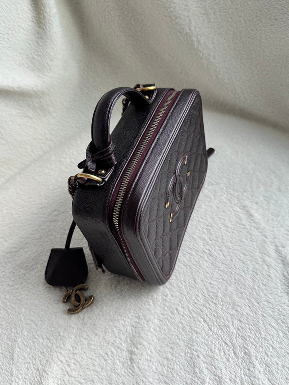 CHANEL Black Caviar CC Filigree Vanity Case Medium GHW - Image 24